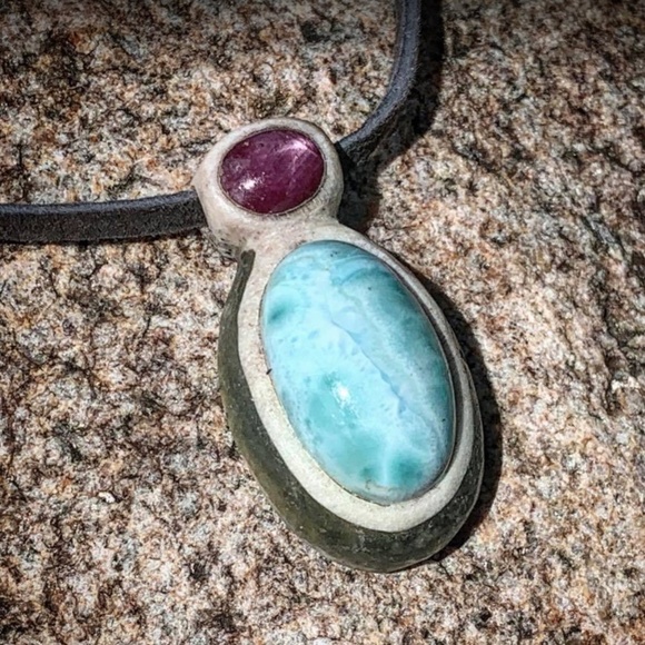Natural shed elk antler pendant, Larimar, star ruby, crushed moldavite, gold - Picture 3 of 3